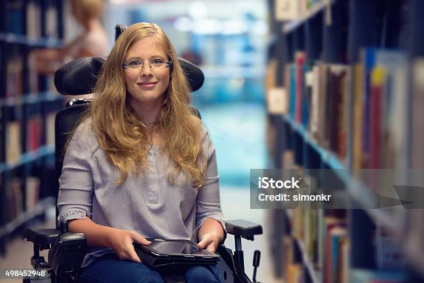 Porträt Der Jungen Frau Im Rollstuhl In Der Bibliothek Stockfoto und mehr Bilder von Rollstuhl