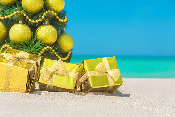weihnachtsbaum mit geschenk-boxen mit goldenen dekor und nahaufnahme - christmas tree bead humor stock-fotos und bilder