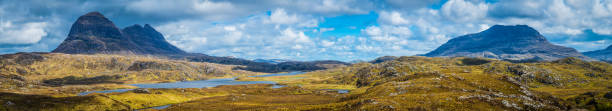 scozia montagna picchi suilven strada mor highlands natura selvaggia panorama - loch assynt foto e immagini stock