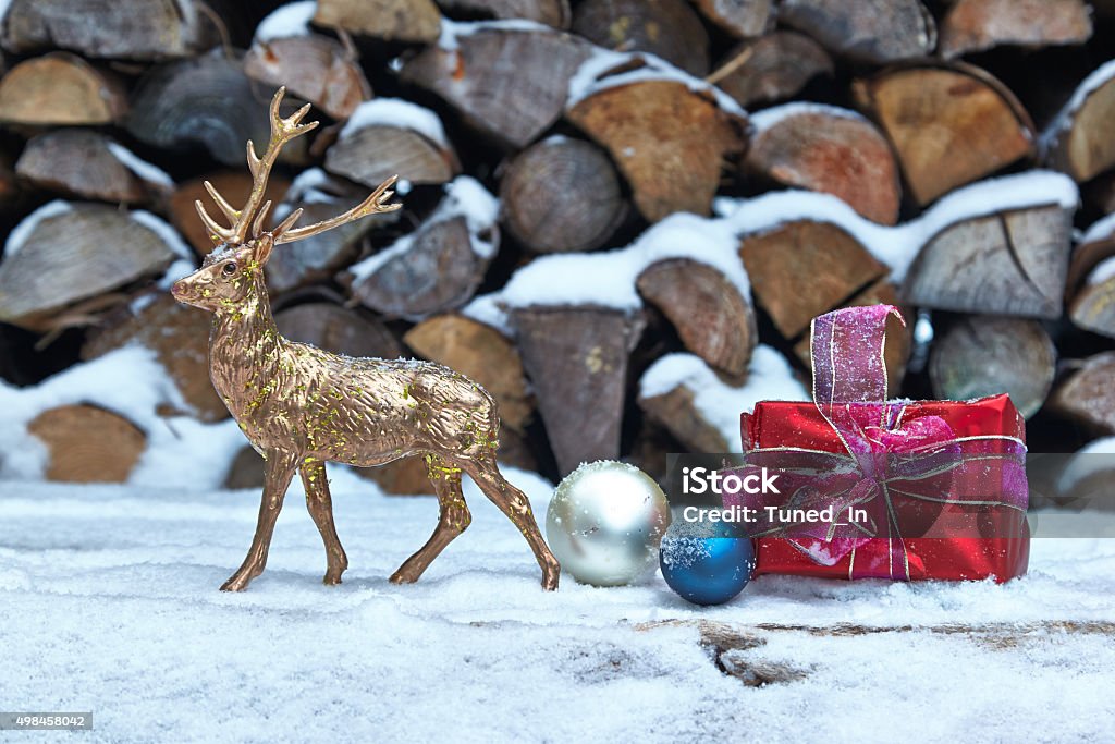 Regalo de Navidad, adornos y estatuilla de ciervo frente a la mesa de madera - Foto de stock de 2015 libre de derechos