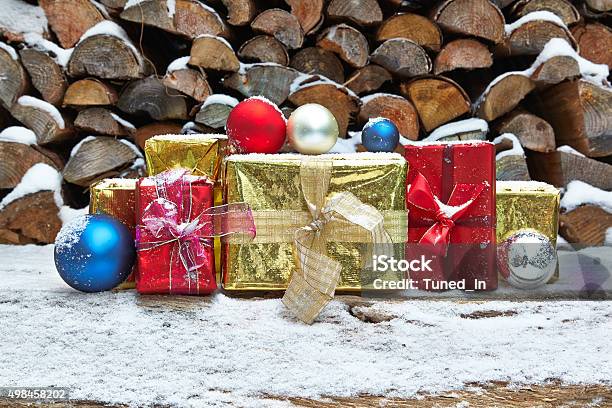 Regalos De Navidad Y Adornos Frente A La Carpintería Foto de stock y más banco de imágenes de 2015