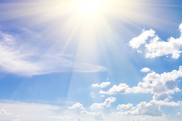 blu cielo nuvoloso con sole - sun sky foto e immagini stock