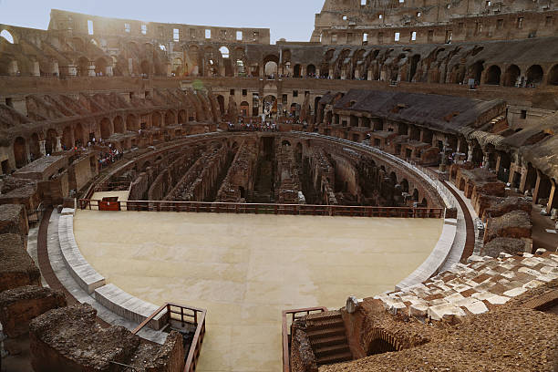 no coliseu de roma (itália - flavian amphitheater fotos - fotografias e filmes do acervo