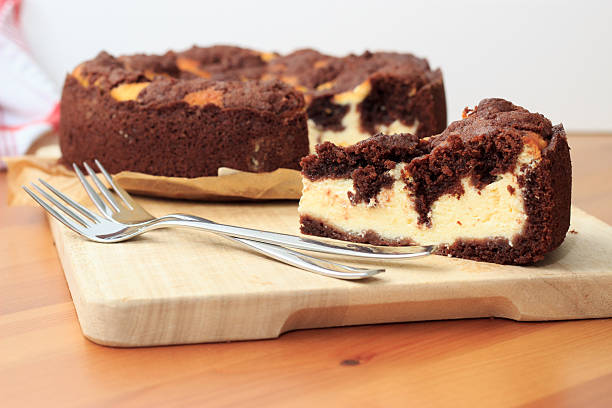 チーズケーキにチョコレートのタルト生地とチョコレートのクランブル - chocolate cheesecake ストックフォトと画像