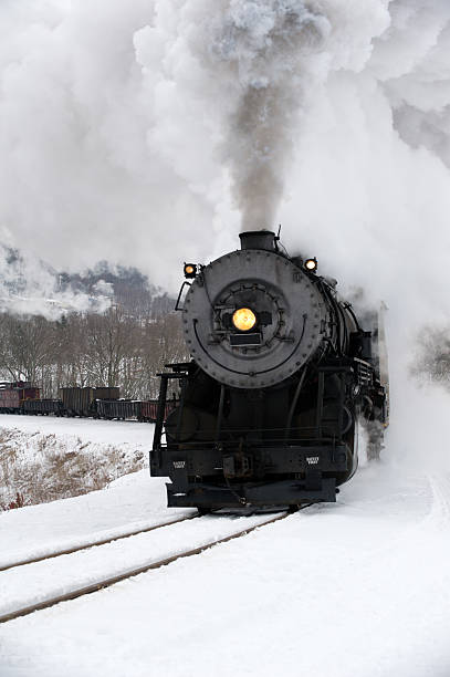 steam locomotive ziehen güterzug im winter snow - locomotive steam train train snow stock-fotos und bilder