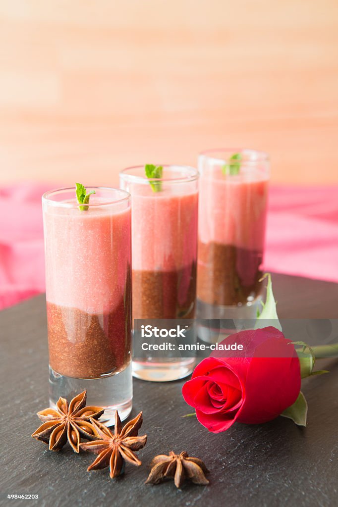 홈메이드 초콜릿 및 딸기 제공 - 로열티 프리 0명 스톡 사진