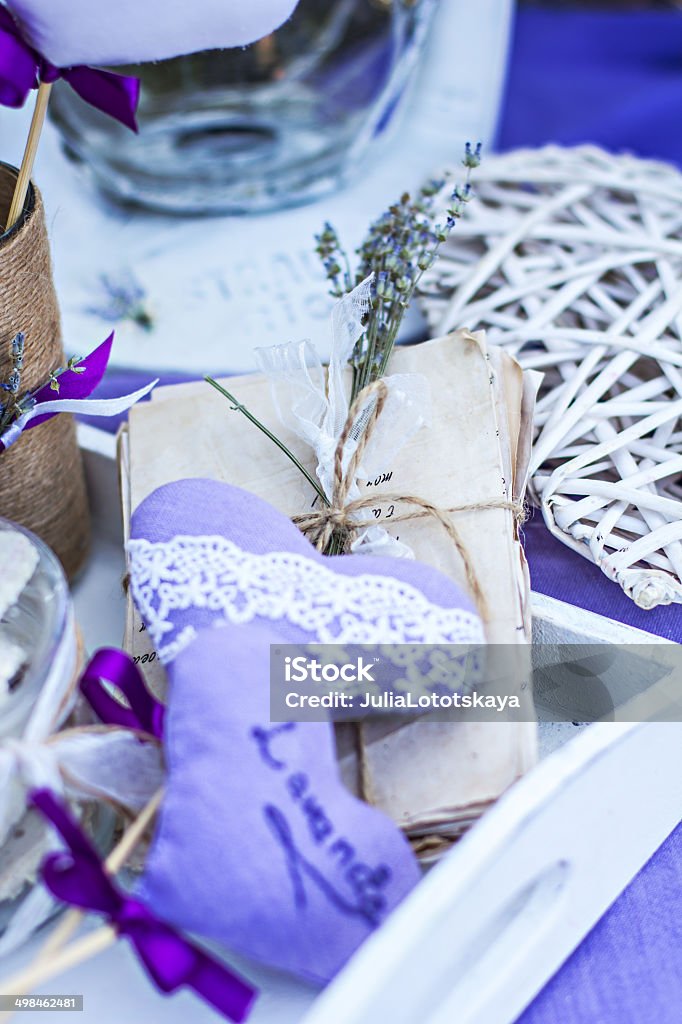 Alter Haufen von Buchstaben. Lavendel.  Herz von Hand gefertigt - Lizenzfrei Bauholz-Brett Stock-Foto
