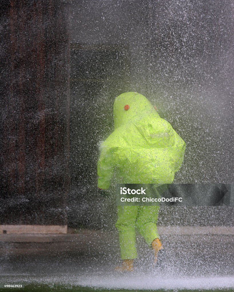 spray des Wassers in Richtung der person mit der Trainingsanzug - Lizenzfrei Anzug Stock-Foto