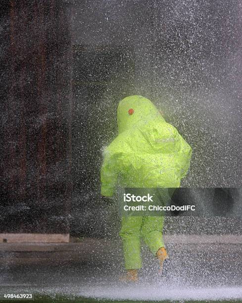 Spruzzi Di Acqua In Direzione La Persona Con La Tuta - Fotografie stock e altre immagini di Adulto