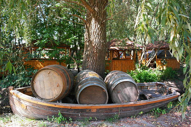 barris de vinho em barco - ретро imagens e fotografias de stock