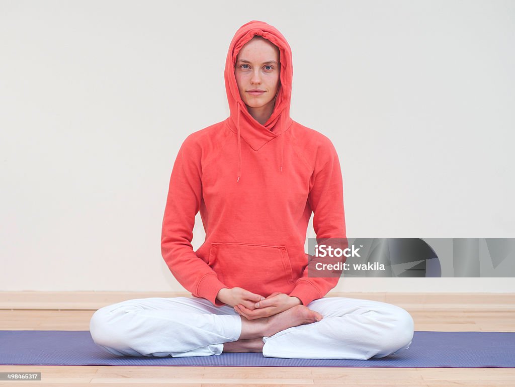 요가 여자 적색 정장용 in tranquill 장면 - 로열티 프리 건강한 생활방식 스톡 사진