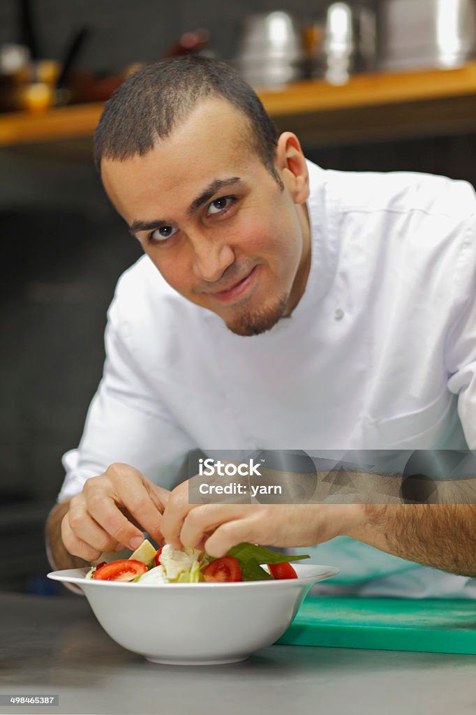 Chef concluir salada. - Foto de stock de Adulto royalty-free