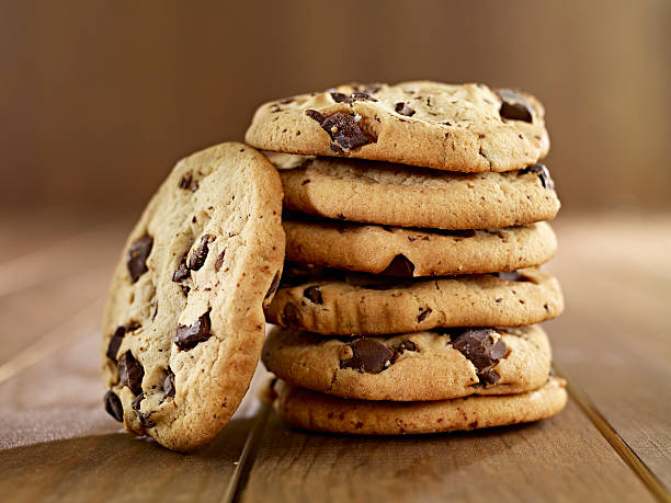 pila de galletas con pedacitos de chocolate - chocolate chip cookie cookie chocolate stack fotografías e imágenes de stock