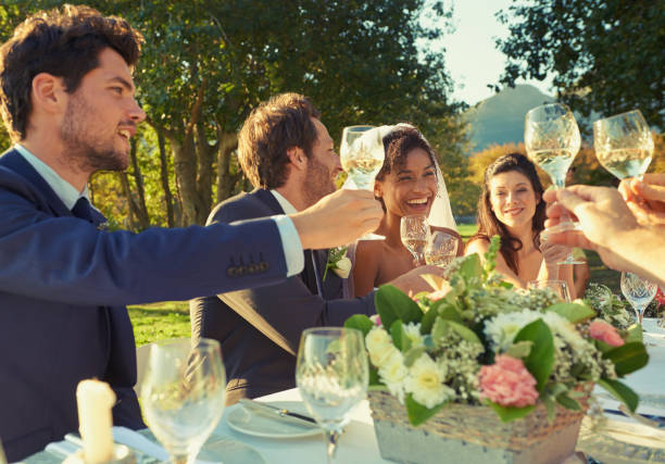 um brinde! - wedding couple toast glasses - fotografias e filmes do acervo