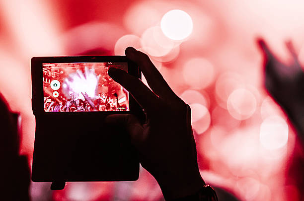 istock concert mobile bokeh red 498475359