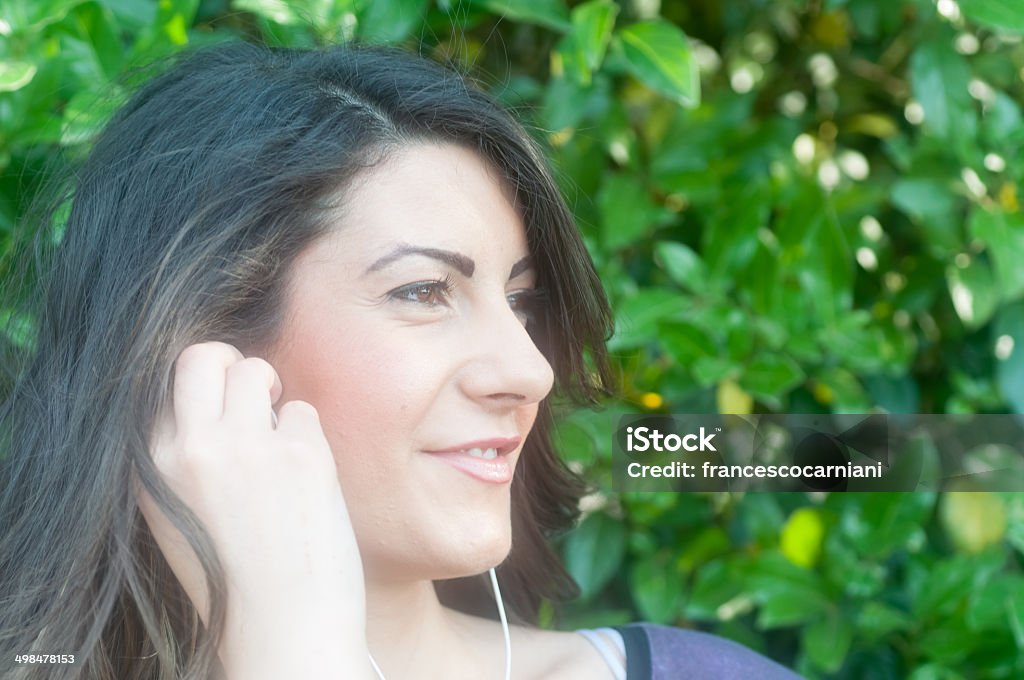 Linda menina com fones de ouvido - Foto de stock de Adulto royalty-free