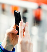frau-mit-smartphone-im-freien-nahaufnahme-foto.jpg?b=1&s=170x170&k=20&c=ZivfI8RtgmWeZYumz4PjJxU-6GcEO_cAwc2RcRZkn-U=