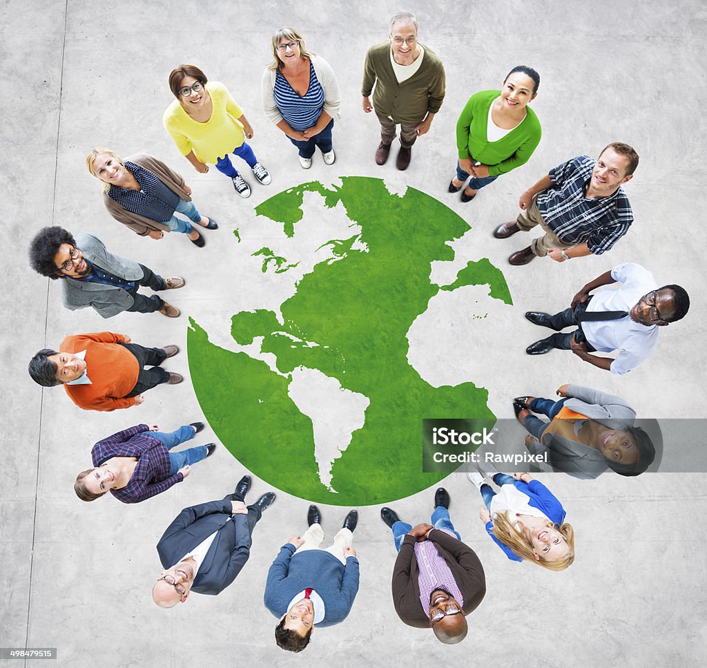 Diverse persone in piedi intorno a una grafica globale - Foto stock royalty-free di Globo terrestre