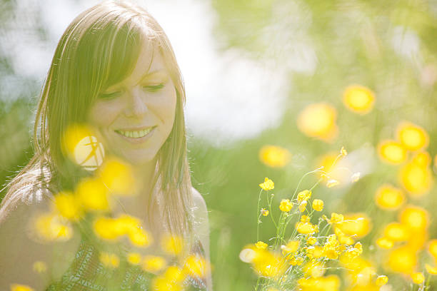 istock Summer Buttercup Garden 498480491