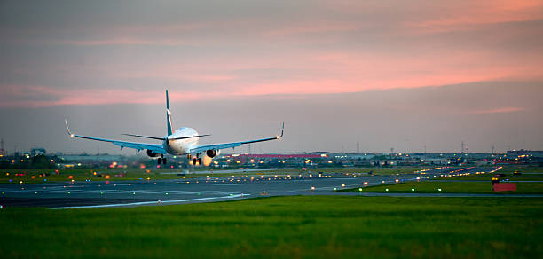 samolotu pasażerskiego latać się nad startu pasa startowego lotniska w - uprise zdjęcia i obrazy z banku zdjęć