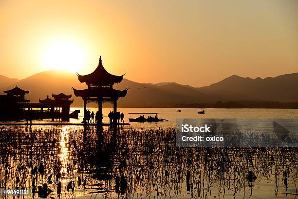 Chinesischer Tempel In Westsee Mit Sonnenuntergang Stockfoto und mehr Bilder von Chinesische Kultur