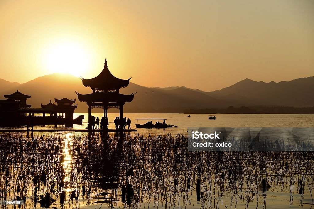 Templo Chinês com o pôr-do-sol em west lake - Foto de stock de Cultura Chinesa royalty-free