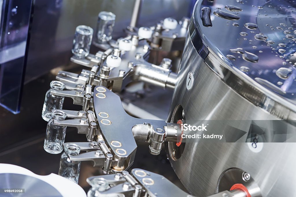 pharmaceutical machine de poudreuse drogues Bouteilles et verres - Photo de Médicament libre de droits