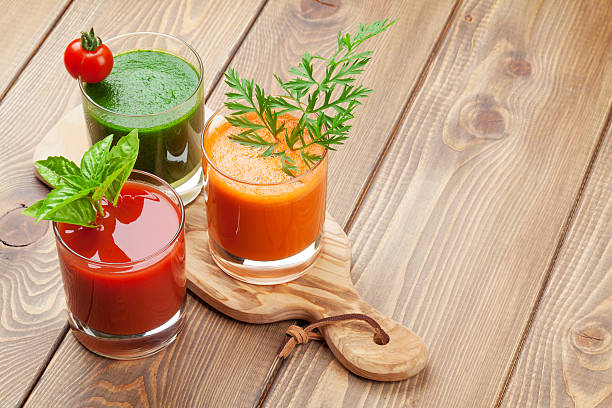 légumes frais smoothie. tomates, concombres et carottes - green smoothie vegetable juice fruit photos et images de collection