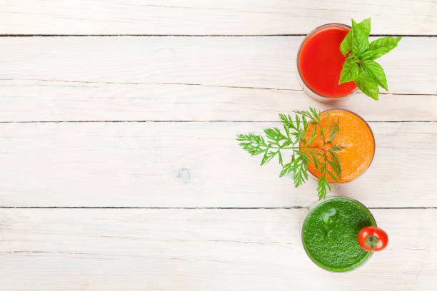 신선한 채소 스무디. 토마토, 오이, 감자, 당근 - vegetable juice juice carrot tomato 뉴스 사진 이미지