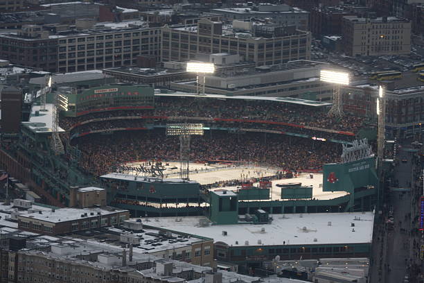 보스턴 브루 인스의 경기야 재생 펜웨이 공원 - boston red sox 뉴스 사진 이미지