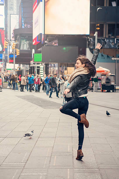 rapariga engraçada dança sozinha no tempo square, nova iorque. - new york city times square crowd people imagens e fotografias de stock