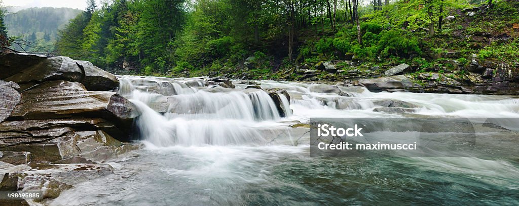 Hart mountain river mit weißen Schaum fließt in the rocks - Lizenzfrei Bach Stock-Foto