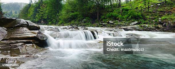 Hart Mountain River Mit Weißen Schaum Fließt In The Rocks Stockfoto und mehr Bilder von Bach