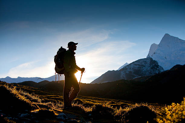 hiker в пеший поход в гималаи, непал khumbu valley - khumbu стоковые фото и изображения