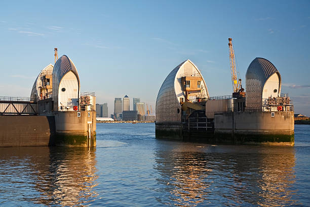 digue sur londres et sur canary wharf. - thames flood barrier photos et images de collection