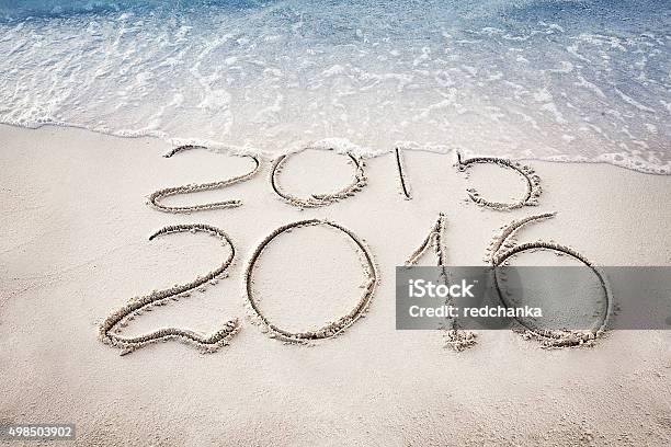 Foto de Novo Ano 2015 E 2016 Novo Conceito Sobre O Mar Na Praia e mais fotos de stock de 2015