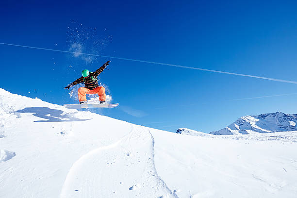 Saltar Praticante de Snowboard - fotografia de stock