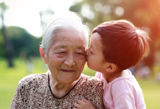 felice famiglia asiatica - family grandmother multi generation family nature foto e immagini stock