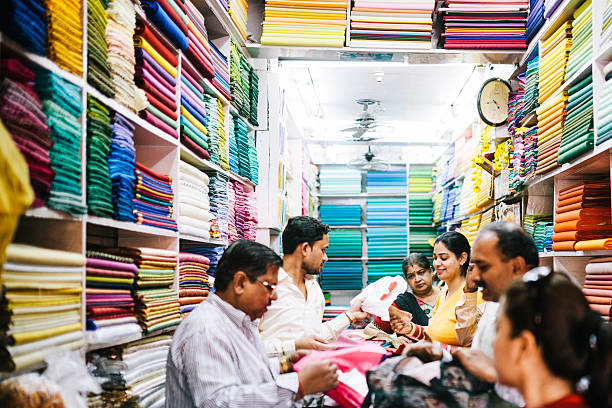 sari de compras - consumerism indian ethnicity india delhi imagens e fotografias de stock