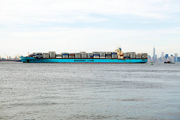 maersk iowa cargo avec fond de new york city - new jersey industrial district newark harbor photos et images de collection