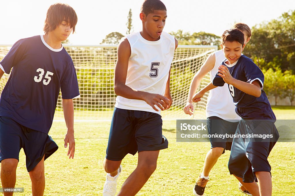 Mitglieder von männliche High School Fußball spielen Spiel - Lizenzfrei Fußball Stock-Foto