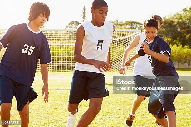 Mitglieder Von Männliche High School Fußball Spielen Spiel Stockfoto und mehr Bilder von Fußball