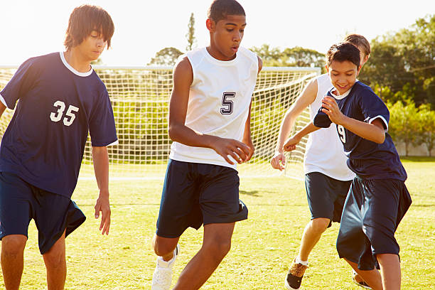 membri di maschio high school giocare partita di calcio - termine sportivo foto e immagini stock