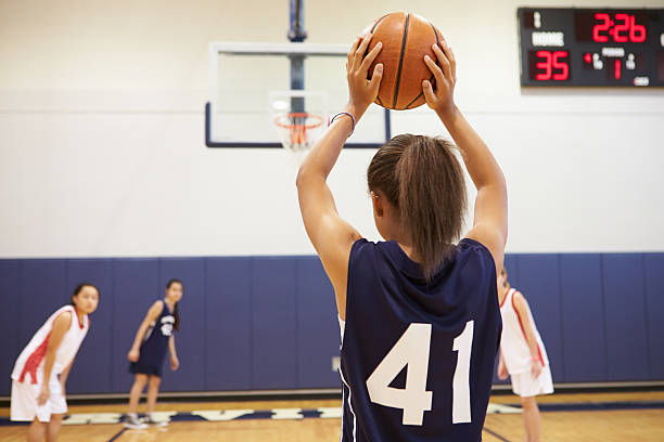 여성 고등학교 바스켓볼 플레이어 촬영 바스켓 - basketball sport indoors basketball player 뉴스 사진 이미지
