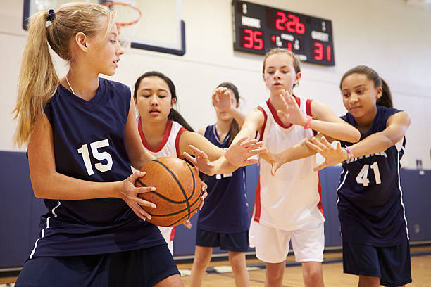 femme jouant un jeu de l'équipe de basketball de l'école - child basketball uniform sports uniform photos et images de collection