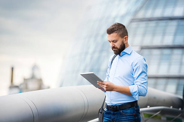 homme avec tablette - outdoor equipment photos et images de collection