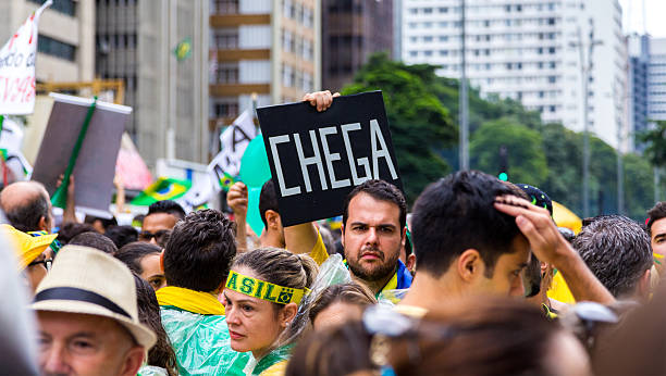 manifestanti marcia su viale di paulista contro la corruzione - protest editorial people travel locations foto e immagini stock
