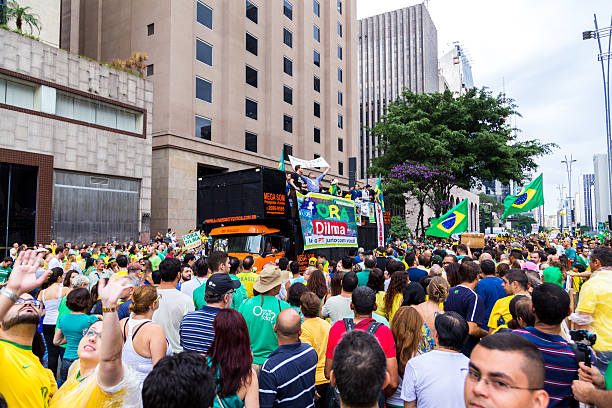 protesters défiler sur l'avenue paulista contre la corruption - sao paulo sao paulo state people brazil photos et images de collection