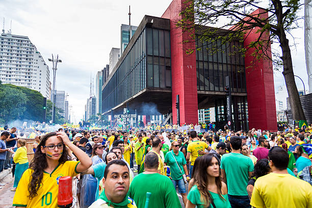 protesters défiler sur l'avenue paulista contre la corruption - sao paulo sao paulo state people brazil photos et images de collection