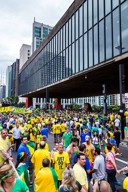 protesters défiler sur l'avenue paulista contre la corruption - sao paulo sao paulo state people brazil photos et images de collection